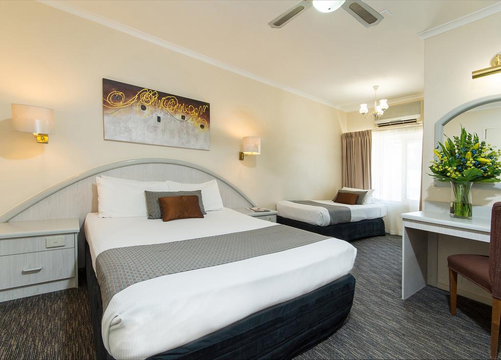 Adelaide Royal Coach Hotel Стая снимка